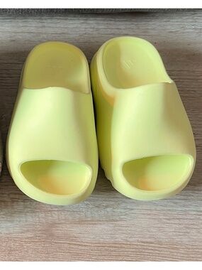 Adidas Yeezy Slide Glow Green | Size 3 | Gently worn